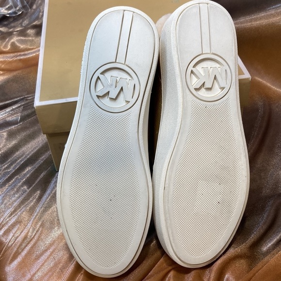 Micheal Kors gold size 6 “poppy” lace up. Metallic leather uppers. Worn once. - Picture 6 of 7